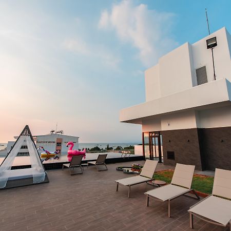 Blackwoods Hotel Pattaya - Sha Extra Plus Extérieur photo Rooftop pool at the hotel