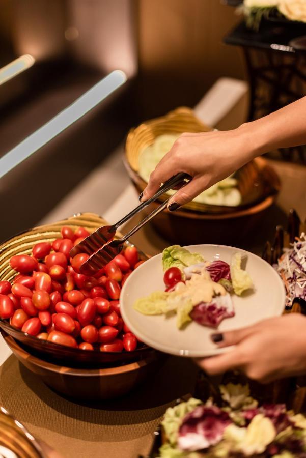 Blackwoods Hotel Pattaya - Sha Extra Plus Extérieur photo A salad being prepared