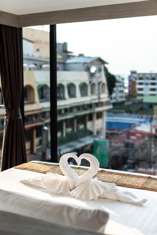 Blackwoods Hotel Pattaya - Sha Extra Plus Extérieur photo A heart-shaped towel on a hotel bed
