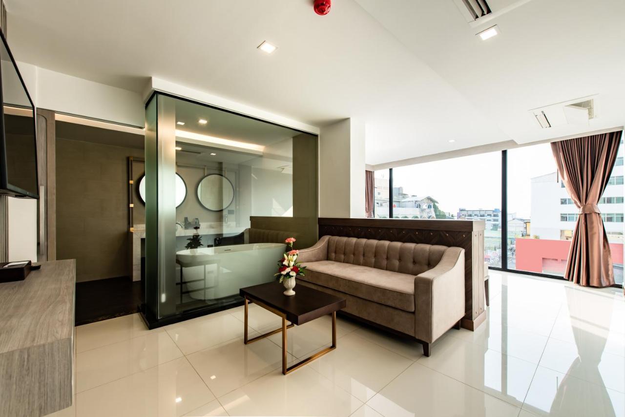 Blackwoods Hotel Pattaya - Sha Extra Plus Extérieur photo A suite at the hotel