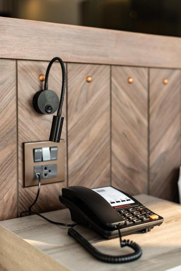 Blackwoods Hotel Pattaya - Sha Extra Plus Extérieur photo A wall-mounted telephone