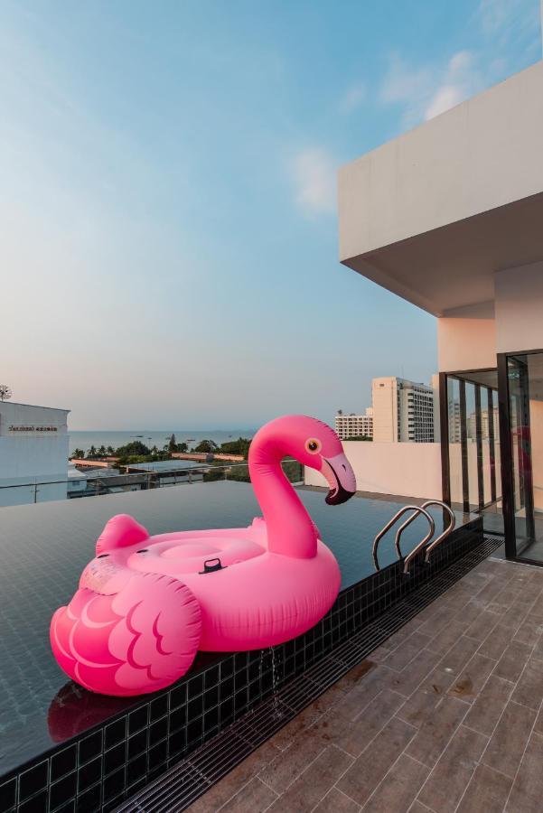 Blackwoods Hotel Pattaya - Sha Extra Plus Extérieur photo A pink flamingo float