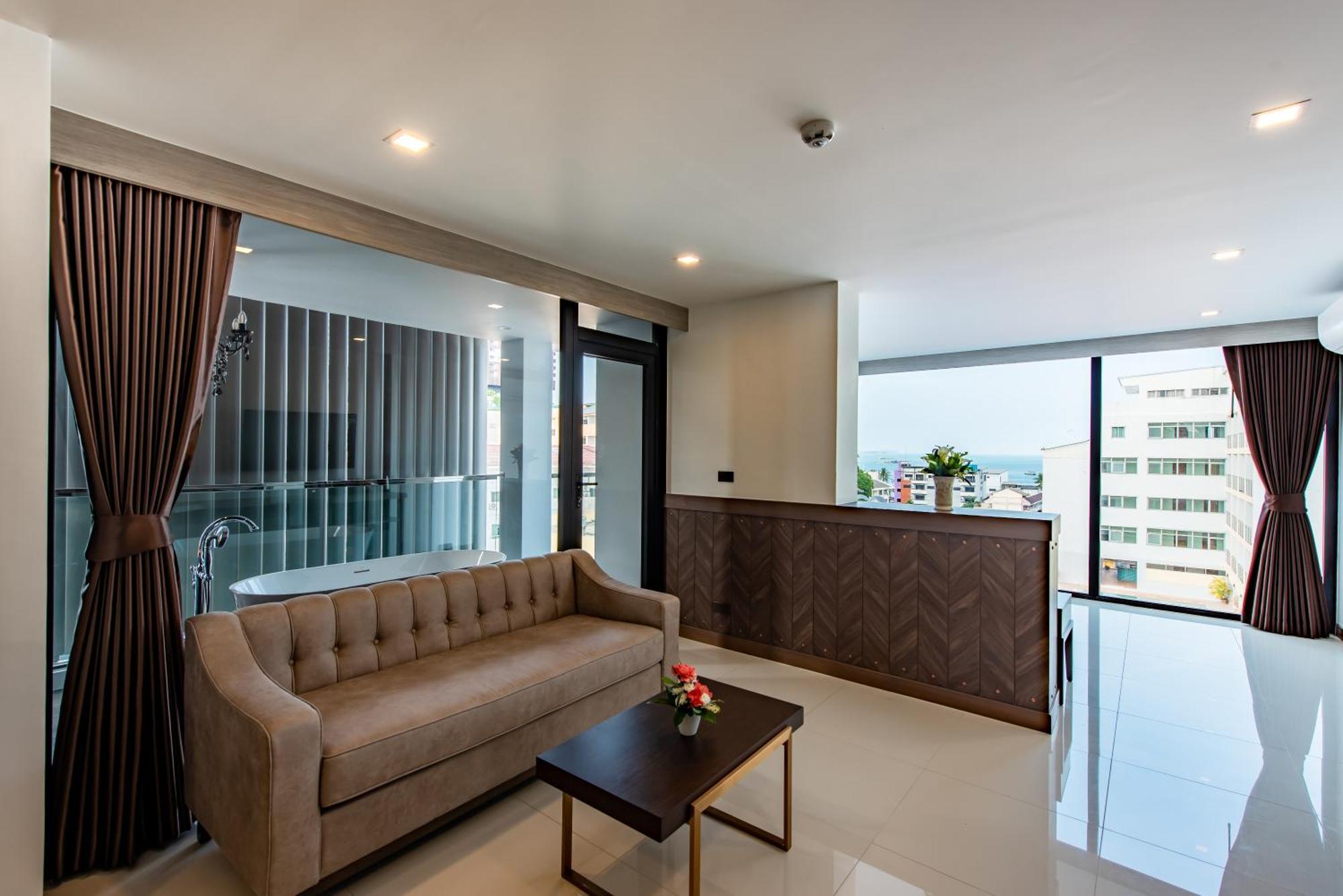 Blackwoods Hotel Pattaya - Sha Extra Plus Extérieur photo A living room in a condominium