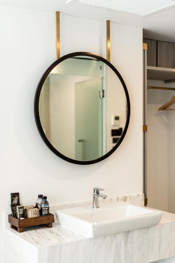 Blackwoods Hotel Pattaya - Sha Extra Plus Extérieur photo A bathroom mirror