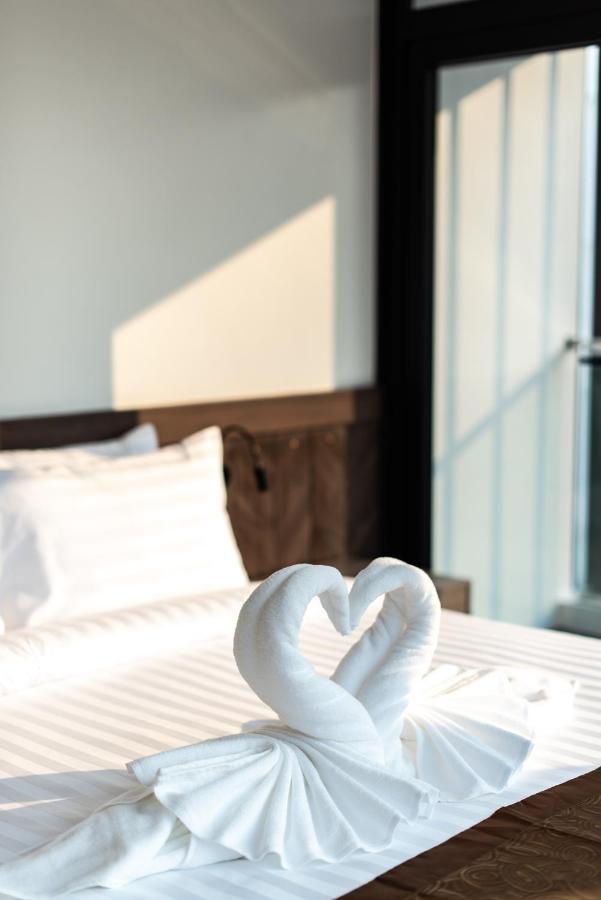 Blackwoods Hotel Pattaya - Sha Extra Plus Extérieur photo A bed with a heart-shaped towel