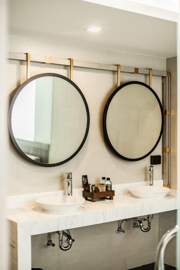 Blackwoods Hotel Pattaya - Sha Extra Plus Extérieur photo Bathroom mirrors