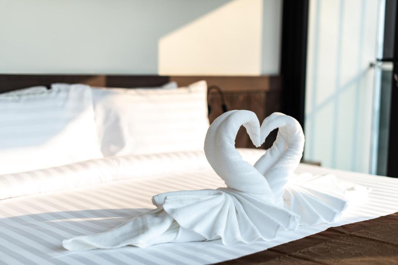 Blackwoods Hotel Pattaya - Sha Extra Plus Extérieur photo A towel swan
