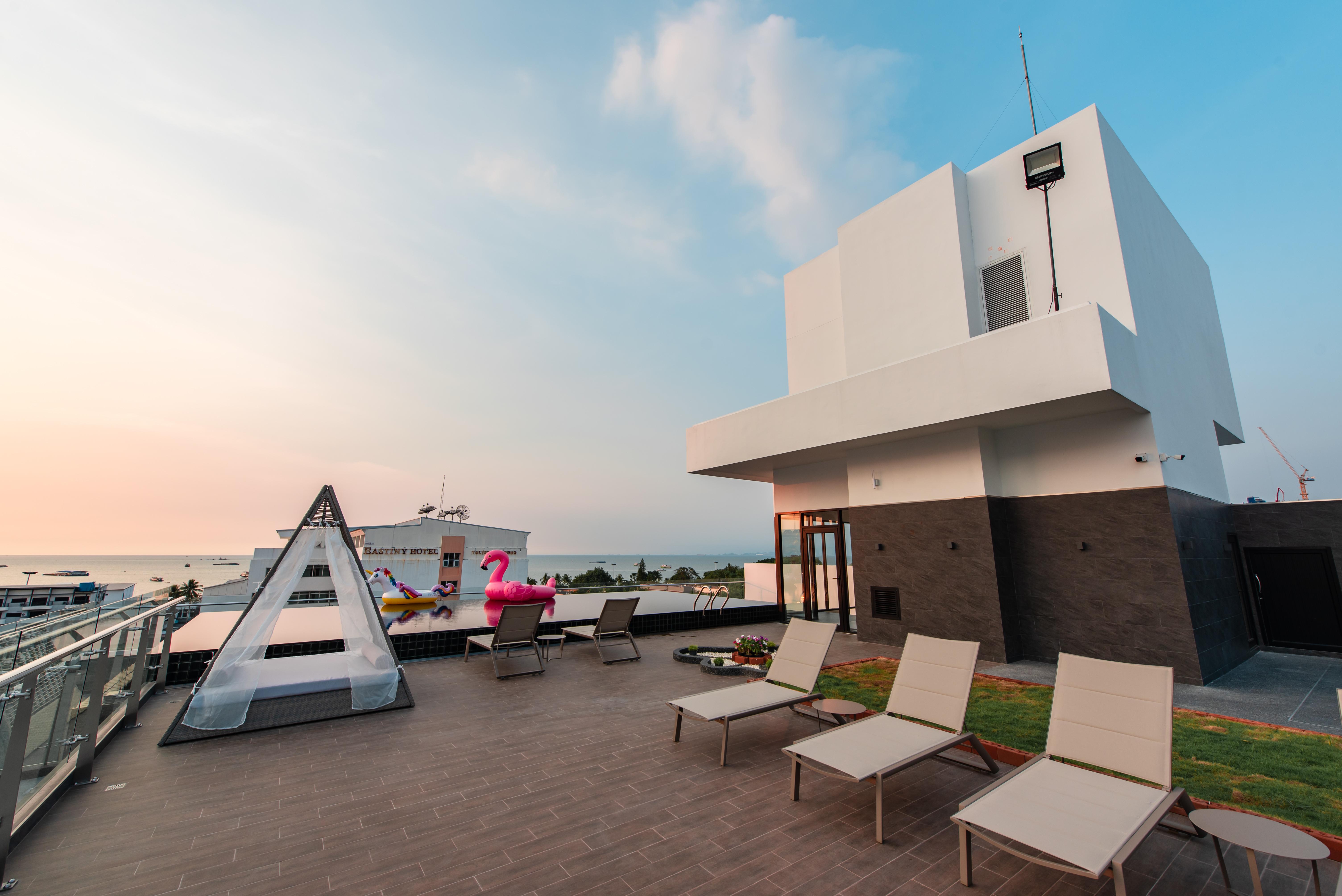 Blackwoods Hotel Pattaya - Sha Extra Plus Extérieur photo Rooftop pool at the hotel