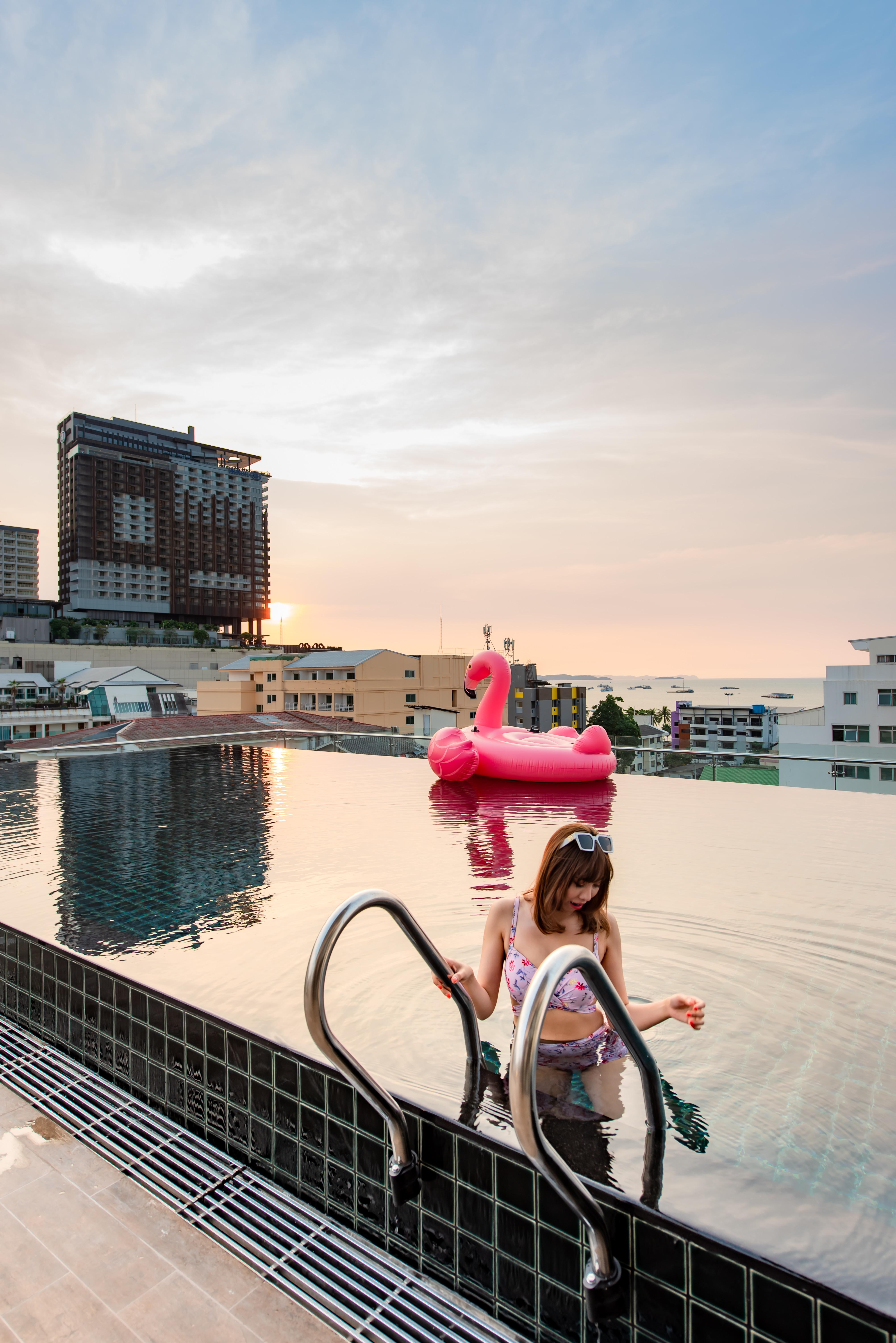 Blackwoods Hotel Pattaya - Sha Extra Plus Extérieur photo Rooftop pool at the hotel