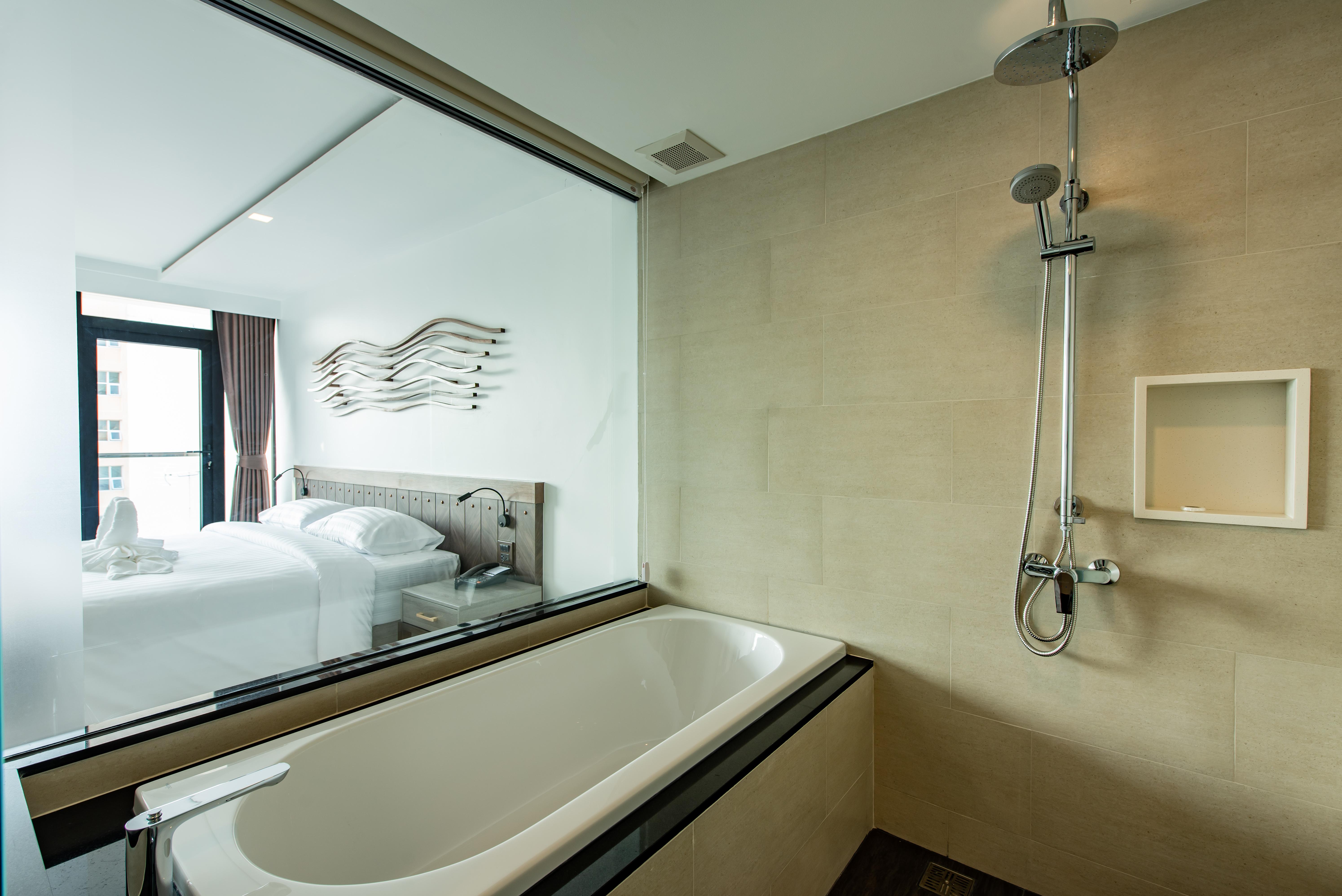 Blackwoods Hotel Pattaya - Sha Extra Plus Extérieur photo A shower and bathtub in a hotel room
